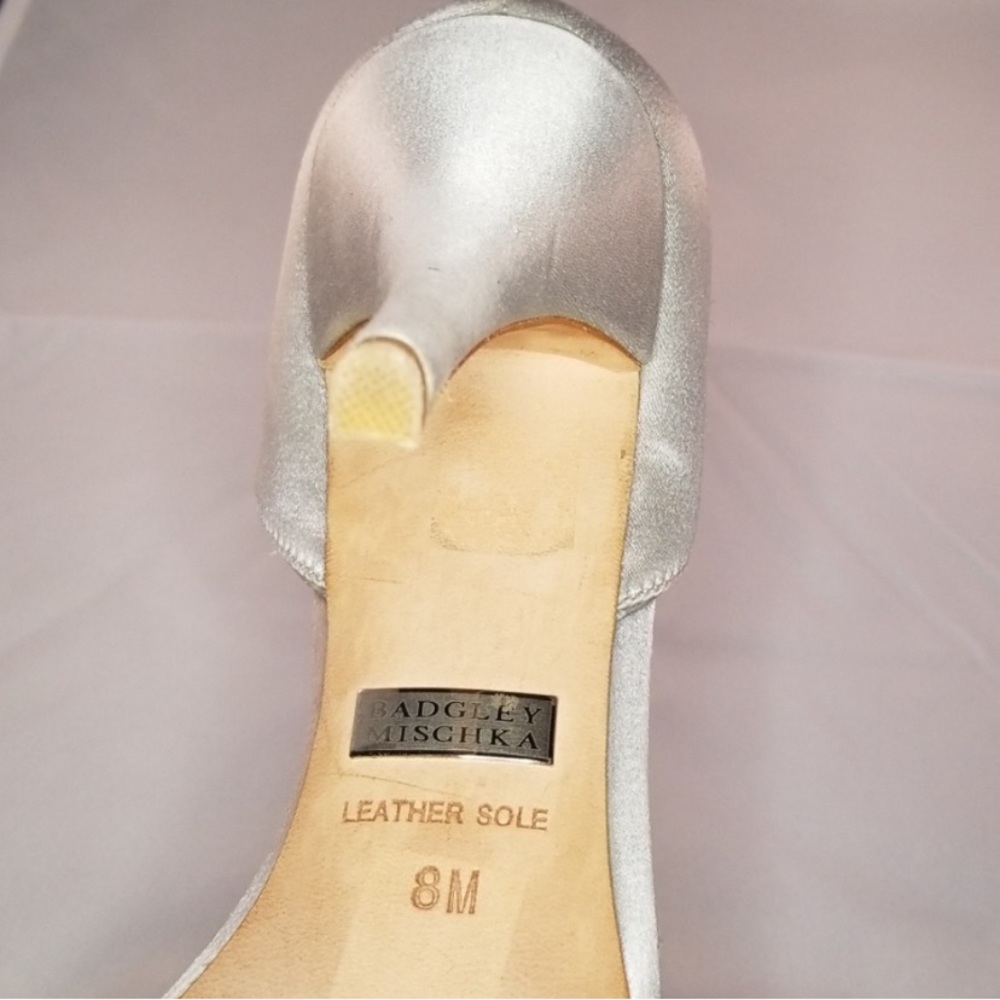 Badgley Mischka silver satin heels with bow - Picture 7 of 7